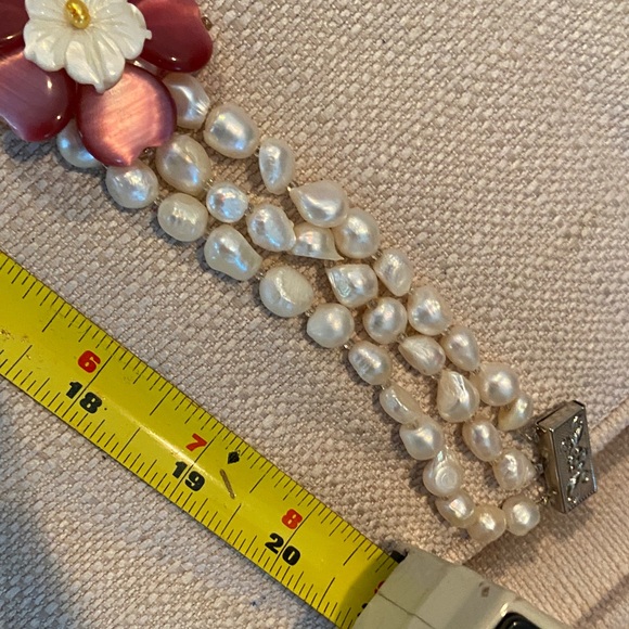 Elegant Pearl and Floral Necklace - Picture 12 of 12